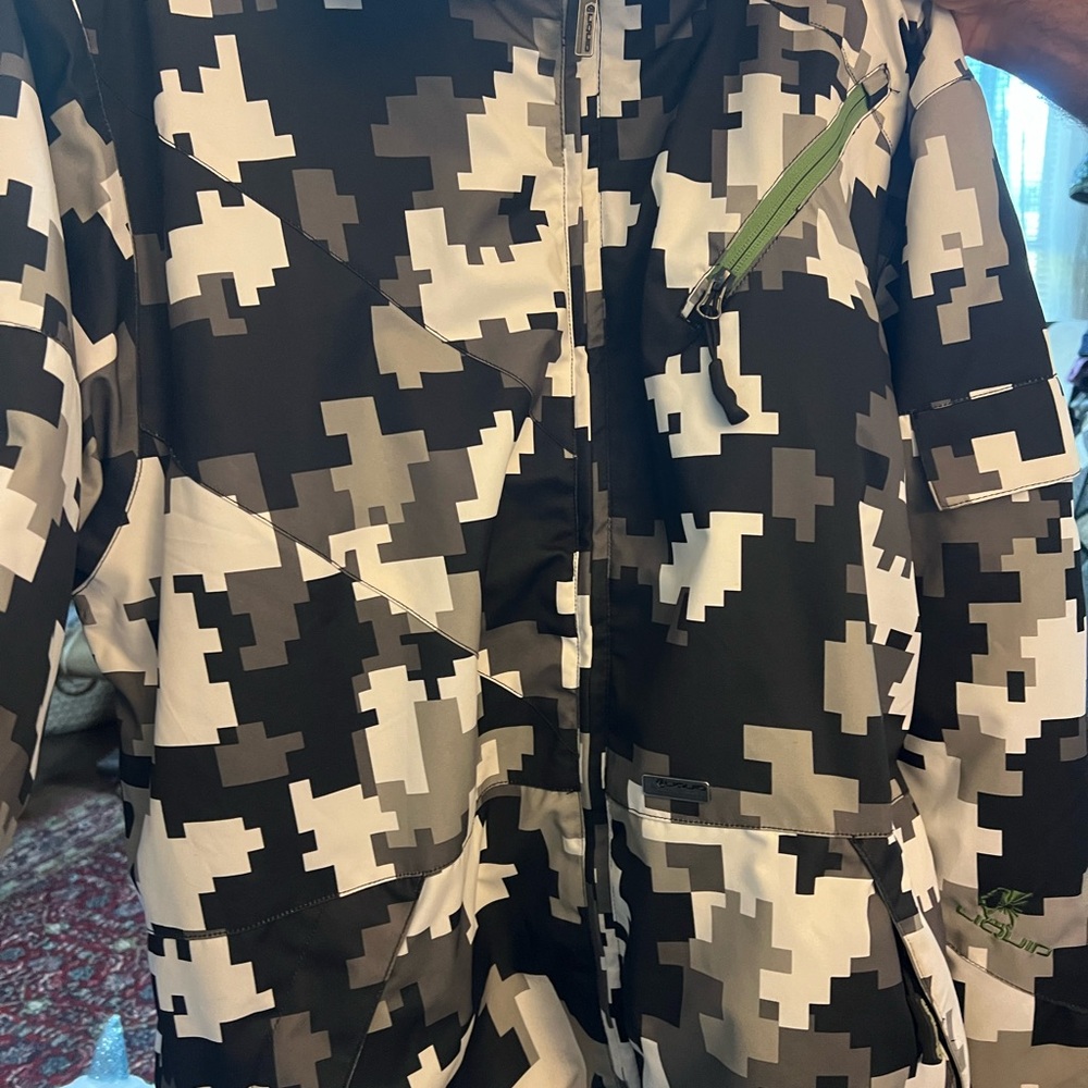 Men’s Black & White Pixel ski coat  liquid brand large